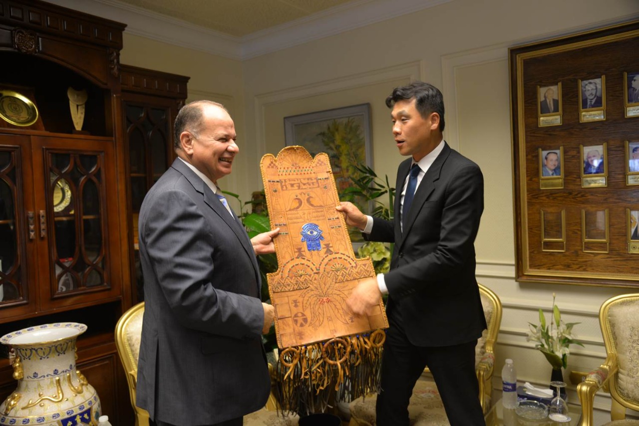 محافظ أسيوط يستعرض المشروعات القومية خلال زيارة سفير كوريا الجنوبية
